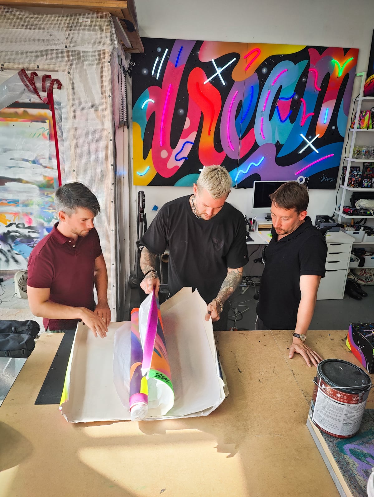 STREET ARTIST AND GALLERY CONNECTING NEW YORK USA